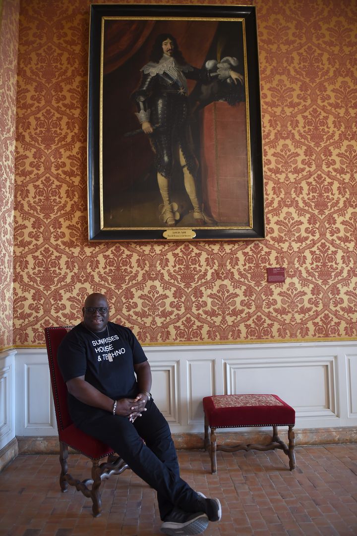 Le DJ Carl Cox prend la pose au château de Chambord (Loir-et-Cher), lundi 16 juillet. (GUILLAUME SOUVANT / AFP)