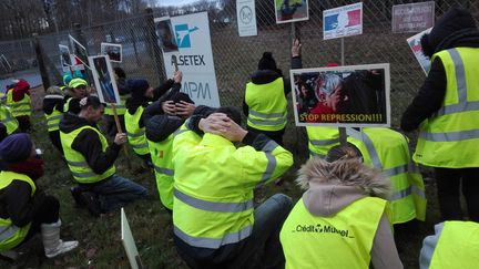 Une trentaine de gilets jaunes réunie devant l'usine Alsetex de Précigné dans la Sarthe, qui fabrique du matériel de maintien de l'ordre pour l'État, notamment des grenades, dont l'usage est contesté. (RUDDY GUILMIN / FRANCE-BLEU MAINE)