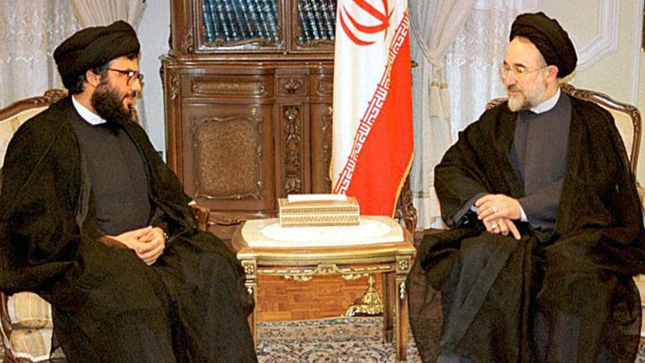 Hassan Nasrallah rencontre le président iranien Mohammad Khatami, le 13 octobre 1997, à Téhéran. (JAMSHID BAIRAMI / AFP)