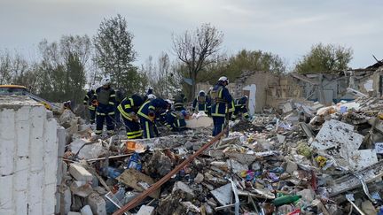 Les secours ukrainiens s'activent dans les ruines du café de Groza, frappé par un missile russe, pour trouver d'éventuels survivants et dégager les corps des victimes. (BORIS LOUMAGNE / FRANCEINFO / RADIOFRANCE)