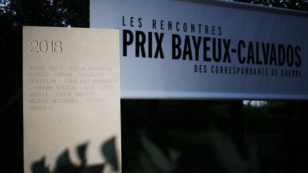 Une stèle dévoilée, avec le nom de 64 journalistes morts entre mai 2017 et mai 2018, le 11 octobre 2018 pour la 25e édition du Prix Bayeux-Calvados. (CHARLY TRIBALLEAU / AFP)