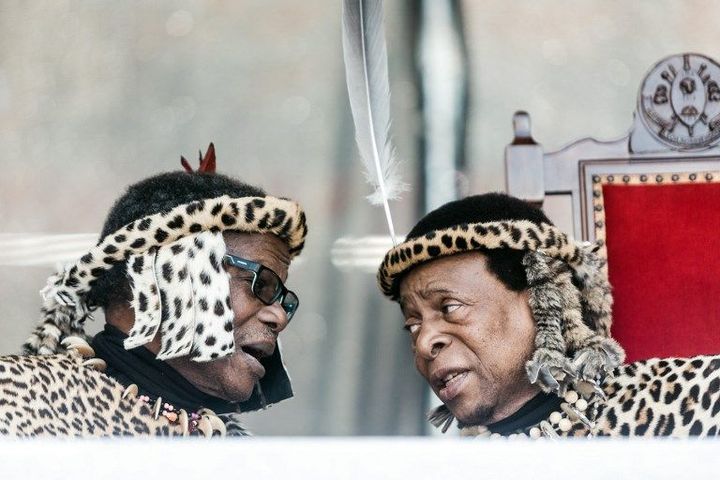 Le prince Mangosuthu Buthelezi (à gauche) et le roi zoulou Goodwill Zwelithini, dirigeant du Parti pour la liberté, à Durban le 7 octobre 2018. (RAJESH JANTILAL / AFP)