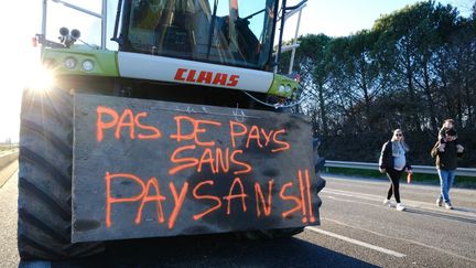 Un engin agricole lors du blocage de l'autoroute A64 à hauteur de Carbonne (Haute-Garonne), au sud de Toulouse, le 21 janvier 2024. (PATRICK BATARD / HANS LUCAS / AFP)