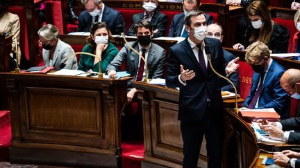 Le ministre de la Santé, Olivier Véran, le 4 janvier 2022 à l'Assemblée nationale. (XOSE BOUZAS / HANS LUCAS / AFP)