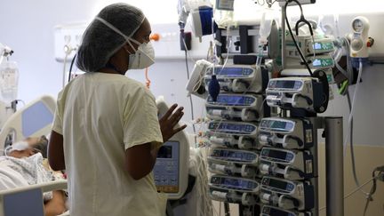 Une soignante de l'hôpital de Saint-Denis de la Réunion, le 30 juillet 2021. (RICHARD BOUHET / AFP)