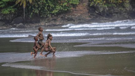 ancienne colonie portugaise indépendante depuis 1975, est une île perdue au milieu de l'Atlantique, à 300 kilomètres à l'ouest du Gabon.
 (Sandrine Auneau )