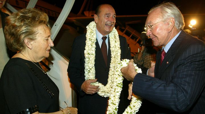 Le pr&eacute;sident Jacques Chirac&nbsp;et son &eacute;pouse, Bernadette Chirac, sont accueillis par Gaston Flosse, pr&eacute;sident du gouvernement de Polyn&eacute;sie fran&ccedil;aise, &agrave; leur arriv&eacute;e &agrave; l'a&eacute;roport de Papeete, le 25 juillet 2003. (PATRICK KOVARIK / AFP)