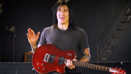 Le guitariste des Guns n’Roses vante les mérites de la guitare GyRock. (CAPTURE D'ÉCRAN YOUTUBE)