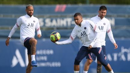 Neymar, Kylian Mbappé et Lionel Messi lors d'une séance d'entrainement du Paris Saint-Germain le 28 août dernier.&nbsp; (FRANCK FIFE / AFP)