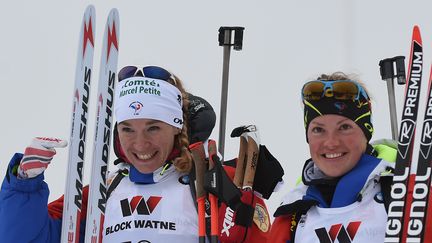 Anäis Bescond (à gauche), héroïque pour ramener son équipe aux avant-postes, et Marie Dorin Habert, qui a fini le boulot, ont été encore une fois incroyables pour apporter une médaille d'argent au relais féminin. (HENDRIK SCHMIDT / DPA)