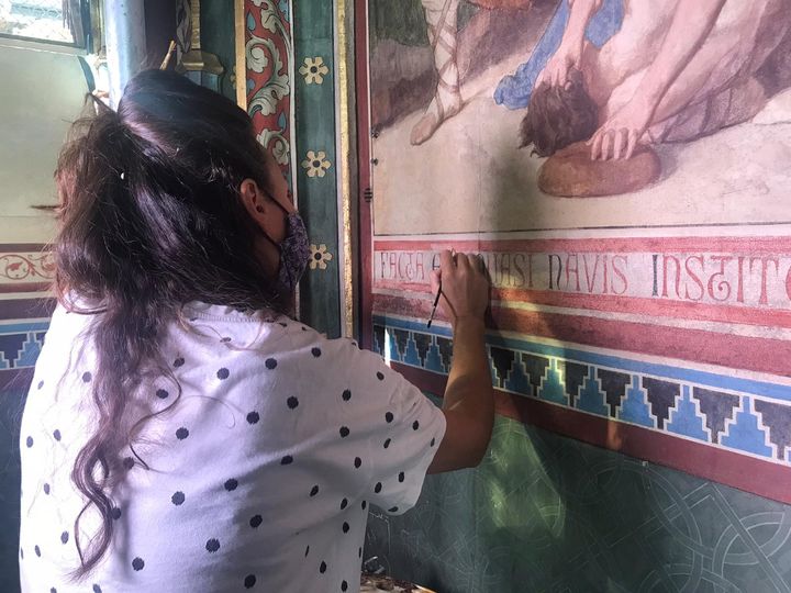 Une restauratrice à l'oeuvre&nbsp;dans la chapelle Sainte-Geneviève, dans l'église Saint Séverin à Paris.
 (LOU BOURDY / RADIO FRANCE)