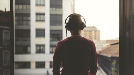 Un homme écoute de la musique au casque (illustration). (WESTEND61 / GETTY IMAGES)