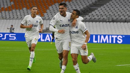 Les Marseillais célèbrent le but d'Alexis Sanchez, contre le Sporting Portugal, le 4 octobre 2022. (NICOLAS TUCAT / AFP)