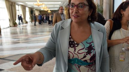 Bochra Belhaj Hmida en train de parler avec des journalistes le 4 novembre 2015 au Parlement à Tunis. (FETHI BELAID / AFP)