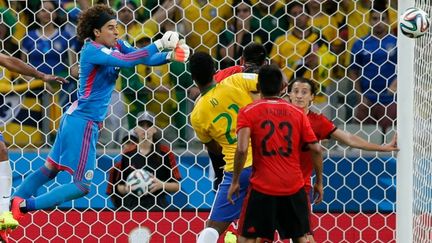 &nbsp; (Ochoa aura stoppé toutes les tentatives brésiliennes © Reuters - Sergio Moraes)