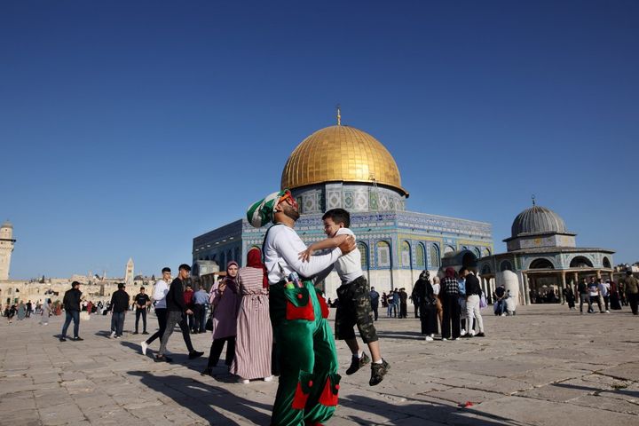 Des musulmans fêtent la fin du mois de ramadan à proximité de la mosquée Al-Aqsa, à Jérusalem, le 13 mai 2021. (AHMAD GHARABLI / AFP)