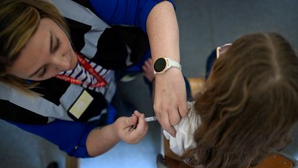 A nurse vaccinates a student against the papillomavirus in a college in Vern-sur-Seiche (Ille-et-Vilaine), October 9, 2023. (DAMIEN MEYER / AFP)