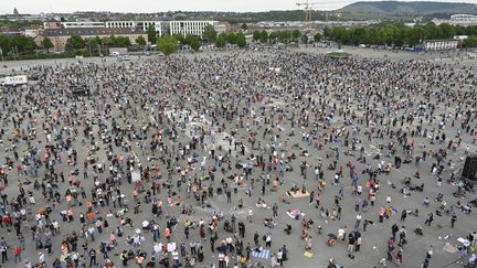 Une manifestation contre les restrictions mises en œuvre pour limiter la propagation du coronavirus à Stuttgart en Allemagne, le 9 mai 2020 (photo d'illustration). (MARKUS RIEDLE / AFP)