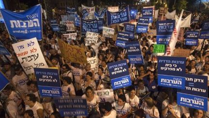 Manifestation contre la vie chère et la flambée des prix de l'immobilier, à Tel Aviv, en Israël, le 6 août 2011. (AFP PHOTO//MENAHEM KAHANA)