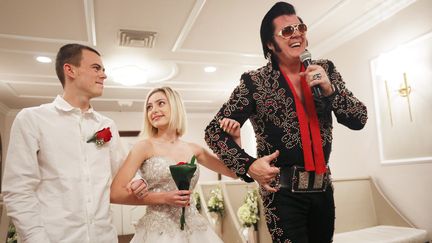 Sur cette photo d'archive prise le 20 février 2020, l'imitateur d'Elvis et propriétaire, Brendan Paul, chante pendant une "cérémonie d'engagement" pour un couple de France à la Graceland Wedding Chapel à Las Vegas, Nevada.&nbsp; (MARIO TAMA / GETTY IMAGES NORTH AMERICA)