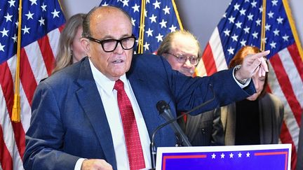 L'avocat de Donald Trump, Rudy Giuliani, lors d'une conférence de presse au siège du Parti républicain, à Washington (Etats-Unis), le 19 novembre 2020. (MANDEL NGAN / AFP)