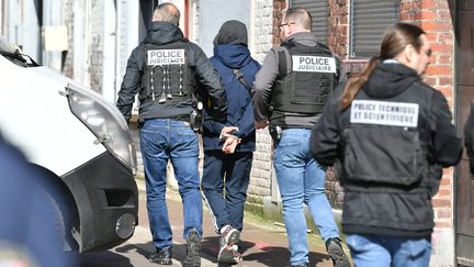 Des policiers à Roubaix (Nord) lors d'une opération antidrogue, le 25 mars 2024. (BAZIZ CHIBANE / LA VOIX DU NORD / MAXPPP)