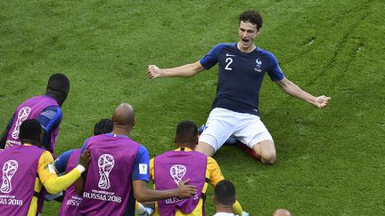 Benjamin Pavard célèbre son but, le 30 juin 2018, lors du match France-Argentine, en 8es de finale de la Coupe du monde. (SAEED KHAN / AFP)