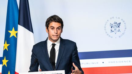 Le porte-parole du gouvernement Gabriel Attal lors d'une conférence de presse, mercredi 10 novembre 2021. (XOSE BOUZAS / HANS LUCAS via AFP)