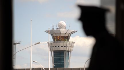 Un policier de la police aux fronti&egrave;res &agrave; l'a&eacute;roport d'Orly, le 22 juin 2009. (MAXPPP)