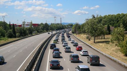 Des voitures a l'arrêt dans des embouteillages sur l autoroute A7 au niveau de Valence (Drôme), le 11 juillet 2020. (NICOLAS GUYONNET / HANS LUCAS)