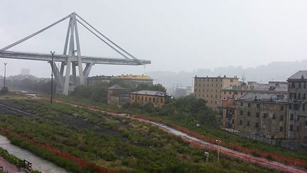 Une partie d'un pont autoroutier de Gênes (Italie) s'est effondrée, le 14 août 2018. (PAOLA PIRRERA / FACEBOOK / AFP)