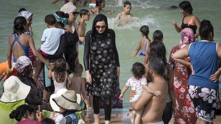 Des Marocains se rafraîchissent dans la nouvelle piscine publique de la capitale Rabat, le 7 août 2019. (FADEL SENNA / AFP)