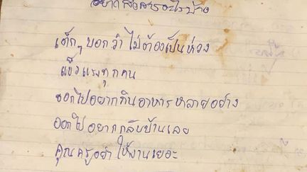 "Ne vous inquiétez&nbsp;pas, nous sommes tous forts." Cette lettre,&nbsp;rédigée par un des enfants prisonniers, a été ramené à la surface par un sauveteur, le 6 juillet.&nbsp; (HANDOUT / ROYAL THAI NAVY SEAL)