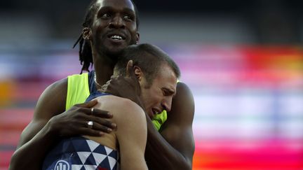 L'athlète handisport Timothée Adolphe, avec son guide Yannick Fonsat, aux championnats du monde à Londres le 21 juillet 2017. (ADRIAN DENNIS / AFP)