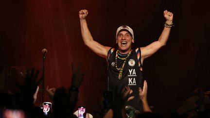 Le chanteur franco-espagnol Manu Chao se produit sur scène à Vitry-sur-Seine, le 17 septembre 2024. (THOMAS SAMSON / AFP)