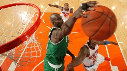 Le contre de Kevin Garnett n'empêchera pas une nouvelle défaite de Boston face à New-York (NATHANIEL S. BUTLER / NBAE / GETTY IMAGES)