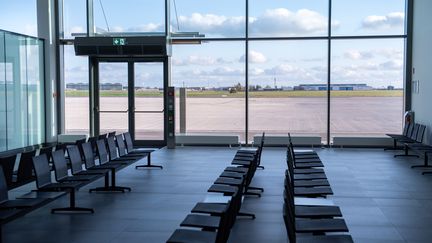 Une salle d'embarquement vide, à l'aéroport de Berlin Brandenburg, le 5 novembre 2020.&nbsp; (BERND VON JUTRCZENKA / DPA / AFP)