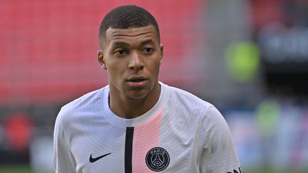 L'attaquant du PSG, Kylian Mbappé, lors de la première défaite parisienne de la saison de Ligue 1 à Rennes, le 3 octobre 2021. (LOIC VENANCE / AFP)