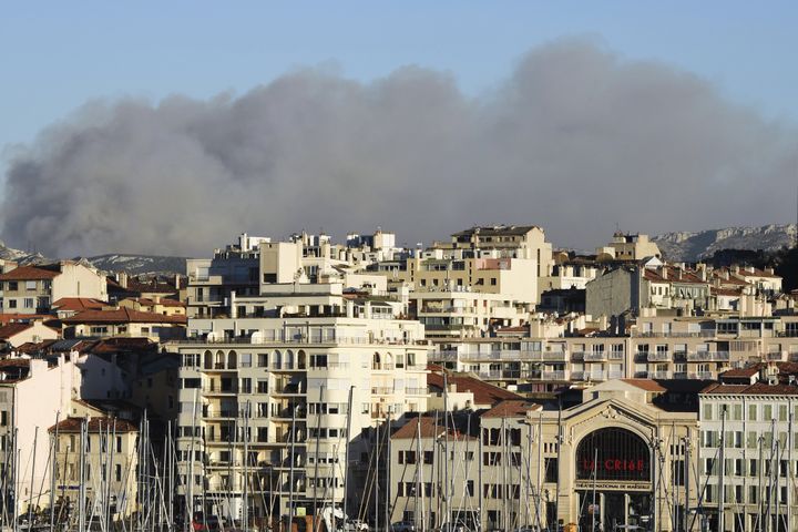 Le feu au-dessus du massif des Calanques, près de Marseille, lundi 5 septembre. (BORIS HORVAT / AFP)