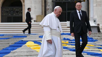 Le pape François, le 30 avril 2017, sur la Place Saint-Pierre au Vatican. (Photo d'illustration) (VINCENZO PINTO / AFP)