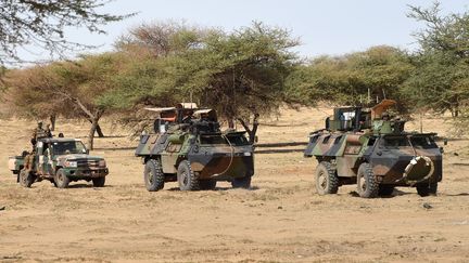 Des soldats français engagés dans l'opération Barkhane patrouillent à Timbamogoye, au Mali,&nbsp;le 10 mars 2016. (PASCAL GUYOT / AFP)