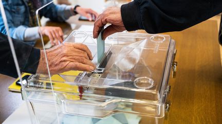 Une personne vote à Epagne-Epagnette (Hauts-de-France) le 24 avril 2022. (Photo d'illustration) (AMAURY CORNU / HANS LUCAS)