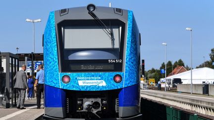 Un train fonctionnant entièrement à l'hydrogène est inauguré à Bremervörde (Allemagne), le 24 août 2022. (CARMEN JASPERSEN / AFP)