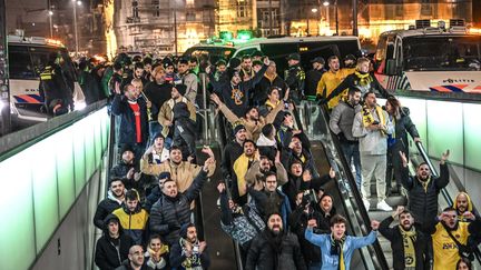 Des supporters du club Maccabi Tel Aviv, le 7 novembre 2024, à Amsterdam. (MOUNEB TAIM / ANADOLU via AFP)