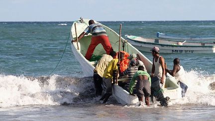 sur de vétustes embarcations qu’ils se transmettent de père en fils. Les commerçants et les clients reviennent également. Le poisson, comme l’espadon, peut se vendre jusqu’à environ 8 euros le kilo. (REUTERS/Feisal Omar)