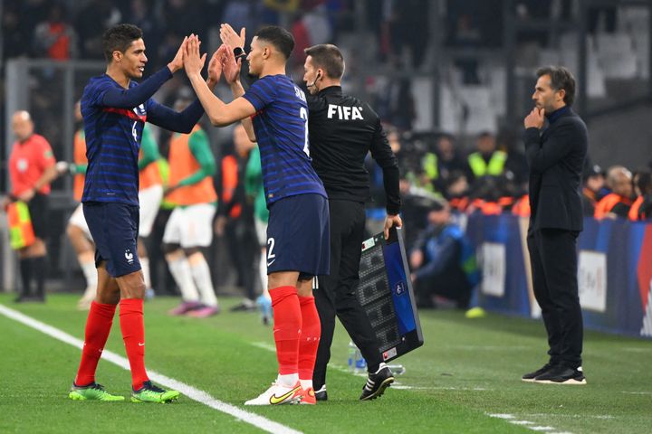 Raphaël Varane cède sa place au défenseur marseillais, William Saliba, à l'occasion du match amical des Bleus contre la Côté d'Ivoire, au stade Vélodrome à Marseille, vendredi 25 mars 2022. (NICOLAS TUCAT / AFP)