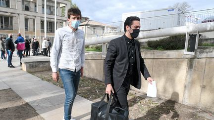 Alexandre (à gauche), jeune SDF de Montpellier, verbalisé plusieurs fois pour non port du masque sanitaire contre le Covid-19. (RICHARD DE HULLESSEN / MAXPPP)