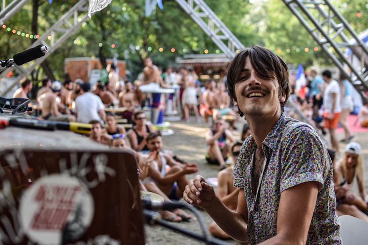 Le pianiste français Mezerg au festival Sziget. (BALAZS TURAY / TOUS DROITS RÉSERVÉS)