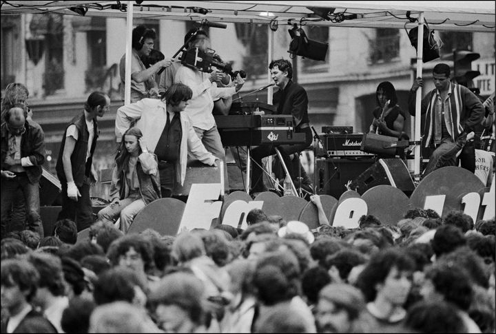 Une photo prise lors de la seconde fête de la musique, le 21 juin 1983. Au centre Higelin, ambassadeur de la première heure.&nbsp; (PATRICK AVENTURIER / GAMMA-RAPHO)