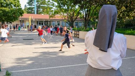 La cour de récréation d'une école privée catholique à Valence (Drôme), le 2 septembre 2022. (NICOLAS GUYONNET / HANS LUCAS / AFP)